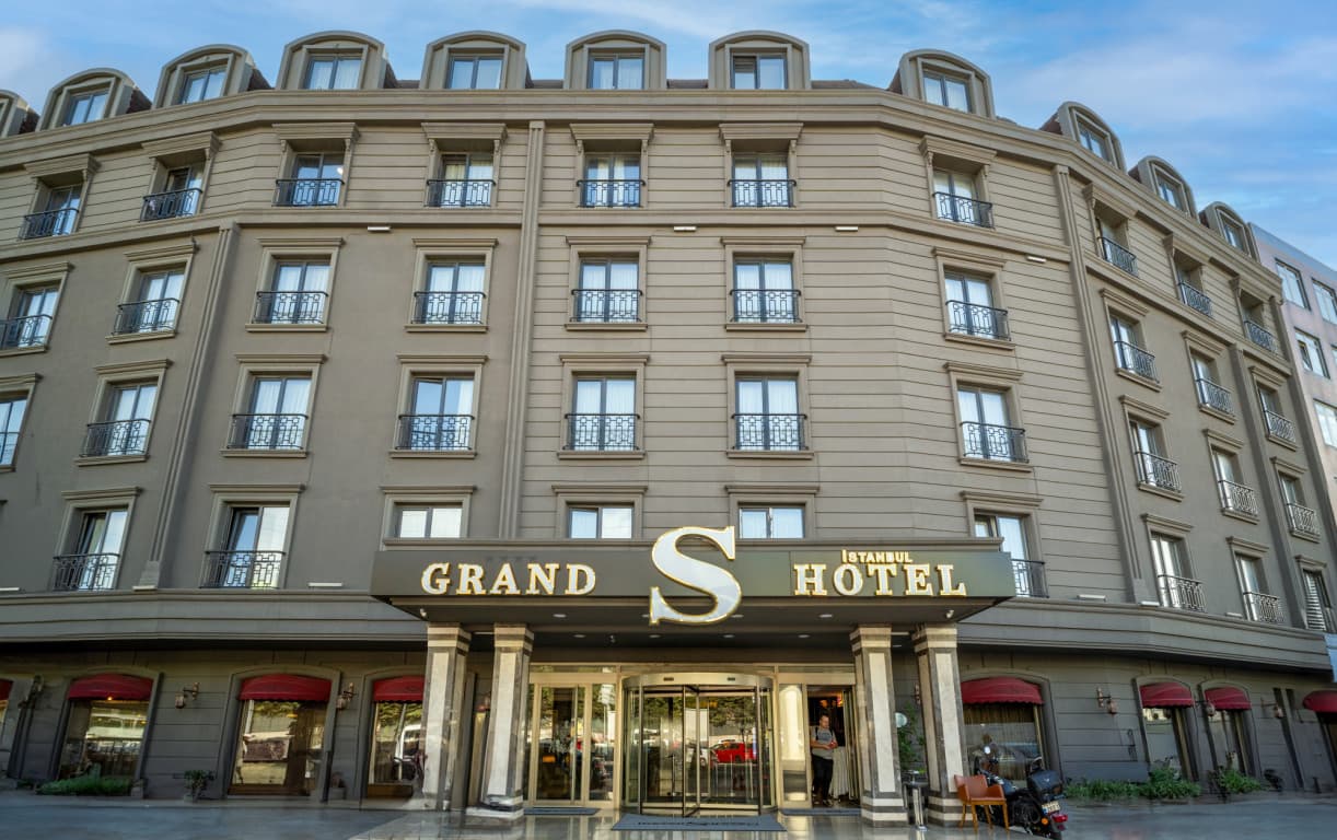 Luxury Accommodation - image 1